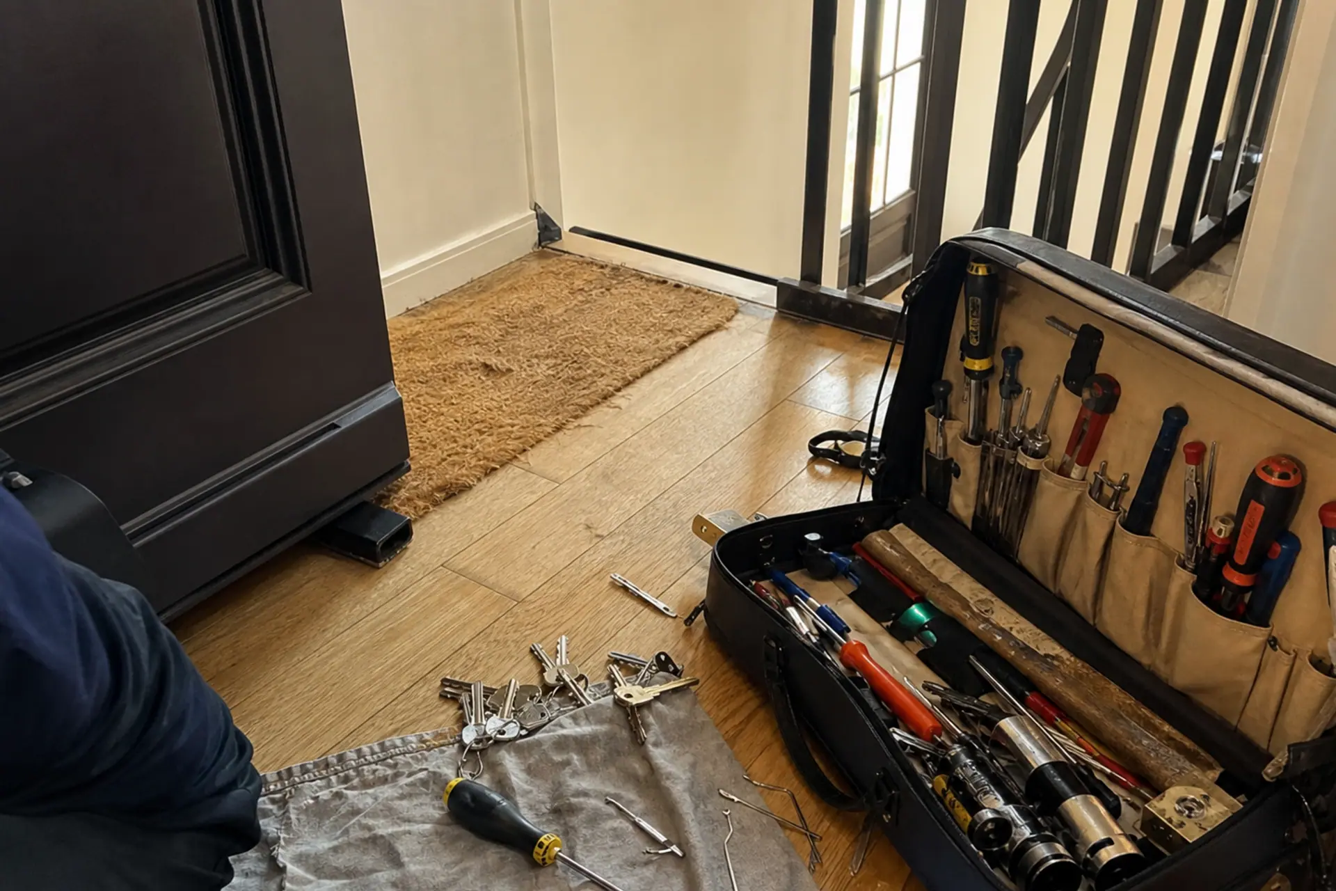 boîte à outils de serrurier ouverte sur palier