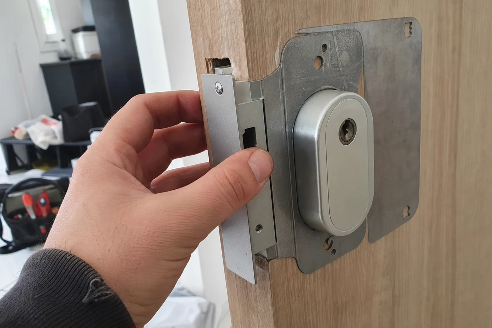 pose serrure de sécurité renforcée sur porte
