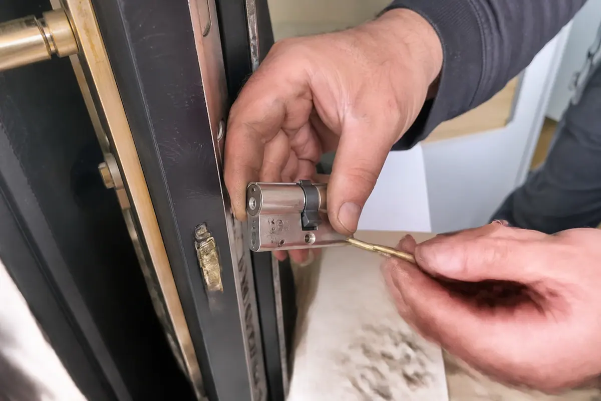 mains démontant cylindre pour réparation serrure