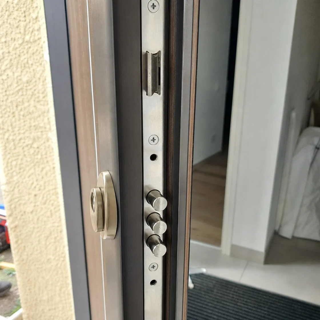 gros plan serrure multipoints neuve posée